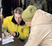 Людмила Чегринець допомагає евакуйованим родинам: одяг, продукти та павербанки